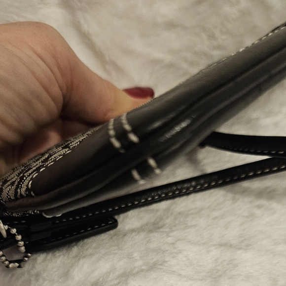 Coach Zip Wristlet Signature Canvas Leather Black Logo PRISTINE CONDITION VINTAG - Picture 4 of 6